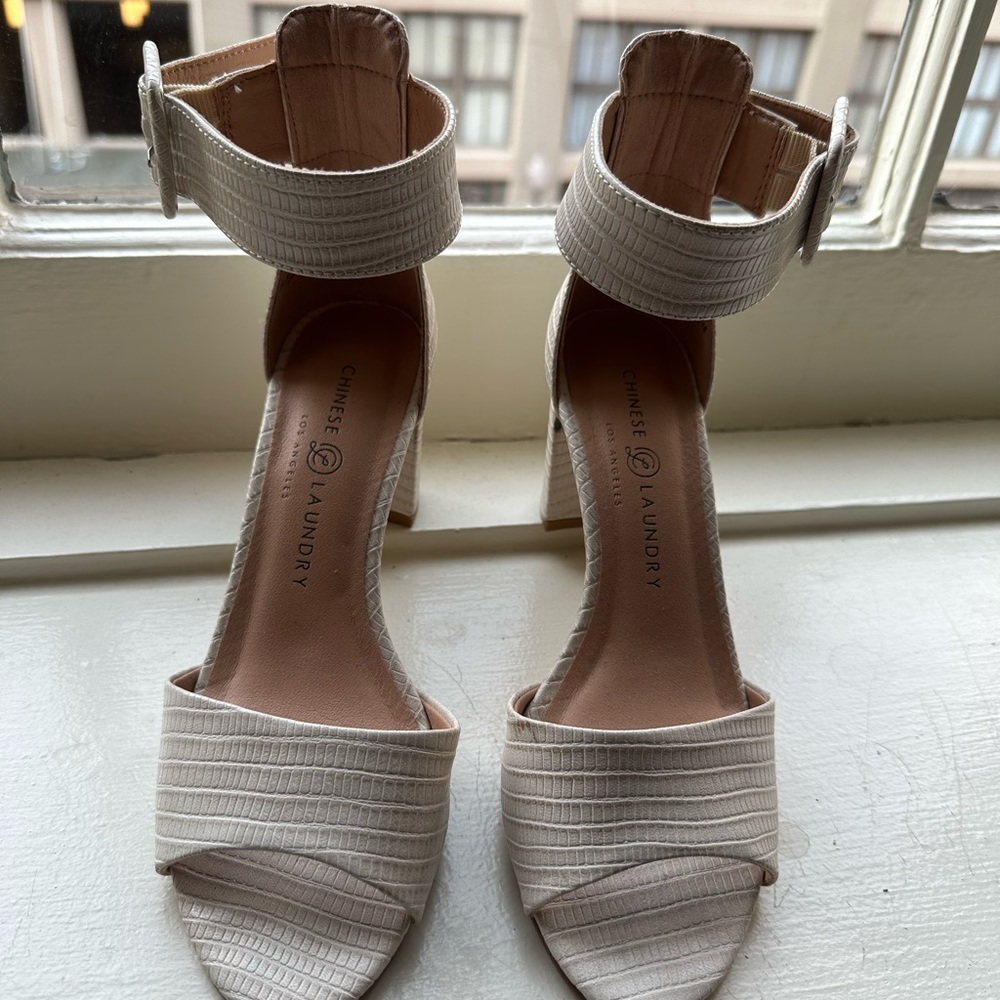 Chinese Laundry sandal